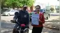 Su padrastro le pagó los estudios arreglando zapatos y ella le regala una moto en agradecimiento