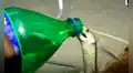 Encuentran a serpiente atrapada en una red y le invita agua al notarla sedienta