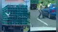 Gallina ‘huye’ de un camión, pero es ‘robada’ por un hombre que bajaba de su auto