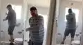 Furioso obrero destruye la remodelación de un baño cuando la clienta no quiso pagar por la obra 