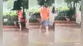 Joven encuentra a un gato en medio de la lluvia y le regala su paraguas para que se refugie