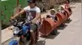 Padre fabrica un ‘tren’ con tres barriles para que sus hijos puedan pasear con él