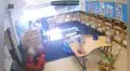 Maestra de guardería es captada golpeando a niño de un año de edad