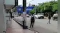 Delincuentes ponen bomba falsa a mujer y toman rehenes para robar en banco de México