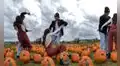 Pareja de jóvenes practica baile en huerto de calabazas, pero un paso sale mal
