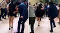 Jóvenes sorprenden a invitados de fiesta con sus pasos de baile al ritmo de huayno