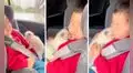 Gatito ‘abraza’ al hijo de sus dueños para cuidarlo durante su paseo al verlo dormido
