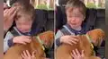 Niño llora de emoción al cargar a su primer perrito y lo abraza muy fuerte