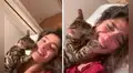 Mujer coloca su cachete cerca del hocico de su gato y este le da un efusivo beso