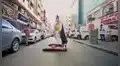 Joven se disfraza de Aladdín y pasea por las calles de Dubai sobre alfombra ‘voladora’