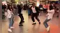 Mujer se roba el show de un artista callejero al realizar impresionantes pasos de baile