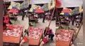 Perrito se acerca a puesto del mercado para pedir comida y la señora le entrega su ‘pedido’ 