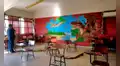 Profesor transforma salón de clases con temática de Jurassic Park para recibir a sus alumnos