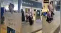 Joven se acerca al aeropuerto con tierna pancarta y flores para su madre, pero a ella no le gustó