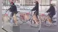 Hombre maneja un triciclo y es acompañado por su perro en un scooter