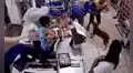 Niño ingresa a una tienda para salvar y defender a su mascota del ataque de un perro