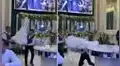 Mozos bromean con pareja de recién casados y dejan caer el pastel de bodas en plena ceremonia