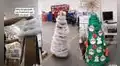 Su jefe la llama ‘Grinch’ y joven arma un árbol navideño con materiales reciclados