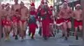 Húngaros corren vestidos de ‘Santa’ con trajes de baño para ayudar a organización benéfica