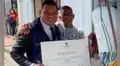 Joven dedica título profesional a su padre vendedor ambulante por motivarlo a lograr sus metas