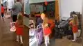 Tierna niña visita a pacientes con demencia para regalarles muñecas y peluches