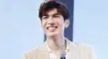 Mew Suppasit emociona a fans con saludo en español por Navidad y Año Nuevo