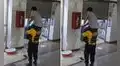 Joven sube a los hombros de vigilante para pintar las paredes de una galería en Gamarra