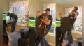 Perrito engreído no deja que su dueña lo cargue en sus brazos, pero sí acepta a su pareja