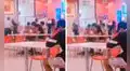 Madre celebra el cumpleaños de su hija en el patio de comidas de un centro comercial