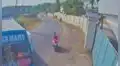 Hombre en moto acelera y salva su vida de peligroso accidente con un autobús