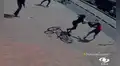 Mujer da fuerte golpiza a ladrón que intentó robarle el celular y se queda con su bicicleta