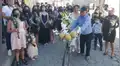 Padre lleva a su hija a bordo de su bicicleta para que pueda casarse