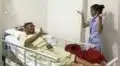 Enfermera baila alegremente para motivar a paciente con parálisis y tierno gesto es viral