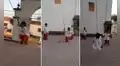 Traviesos monaguillos se divierten tocando las campanas de una iglesia 