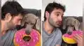 Le pone horario a su perro para jugar y lo regaña por no dejarle hablar mientras le explica