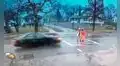 Policía de tránsito pone en riesgo su vida para salvar a niña de un accidente en plena vía