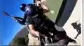 Instructor de parapente vuela sin arnés luego de que fuerte viento se llevara a su alumna
