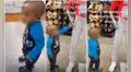 Niño se sorprende al observar un maniquí por primera vez en una tienda de ropa