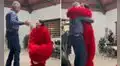 Joven se viste de Elmo en el cumpleaños de su papá y protagonizan emotivo reencuentro