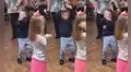 Niño sorprende con su divertido baile al recrear los pasos de Spider-Man en Facebook
