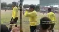 Árbitro de fútbol aprovecha un momento para disfrutar de una refrescante bebida