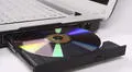 ¿Tu laptop posee lector de CD/DVD? Por esta razón jamás debes olvidar un disco adentro