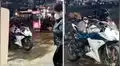Gatito con su casco espera sentado en la motocicleta hasta que vuelva su dueño