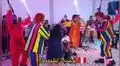 Mujer no quería bailar en fiesta y payasos cantan “Granito de mostaza” para que lo haga