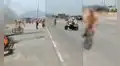 Hombre desnudo sorprende a transportistas durante manifestaciones