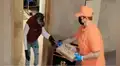 Chimpancé sorprende a repartidora al salir a recibir una pizza por delivery