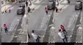 Pareja que caminaba por la calle encuentra un juego en el piso y deciden divertirse juntos