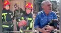 Bomberos rescatan a perros de casa bombardeada en Ucrania y lo reúnen con su dueño 