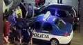 Policía realiza operativo y perrito se para en dos patas sobre auto para que lo ‘requisen’
