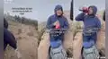 Joven va de trekking con sus amigos y asombra al llevar una botella de gaseosa para refrescarse